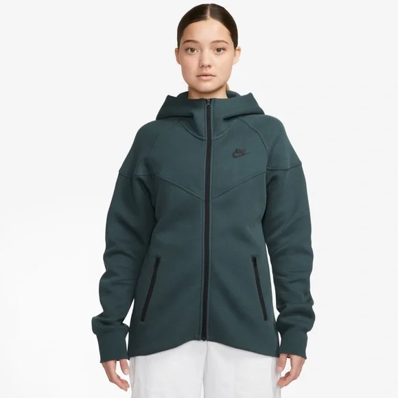 Green Nike tech 🫶 - Picture 1 of 9